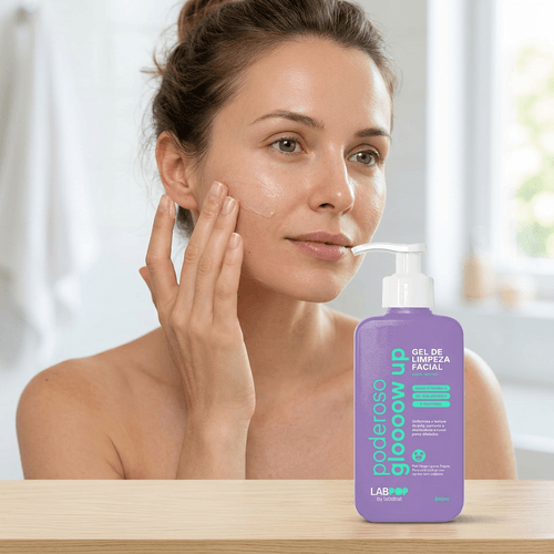 Gel de Limpeza Facial Labotrat Glow Up com Vitamina C e Retinol 240ml