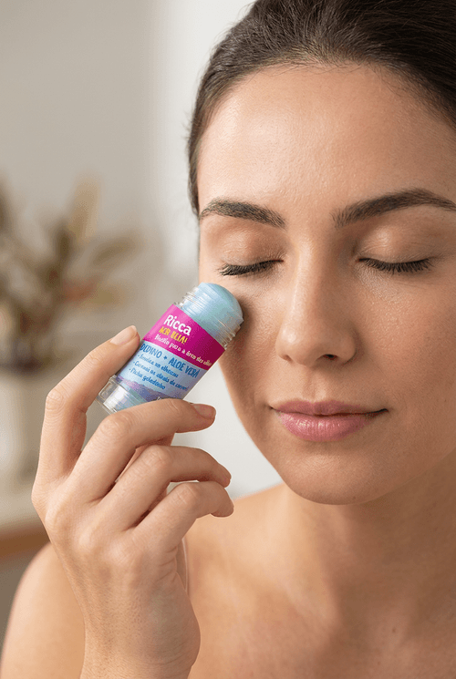Hidratante para Área dos Olhos em Bastão Ricca com Aloe Vera e Pepino 15g