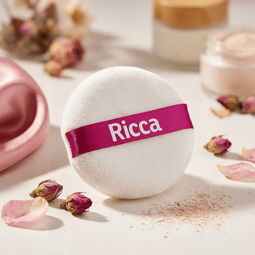 Aplicador para Pó Facial Ricca Cor Branco com Alça Rosa 1 Unidade